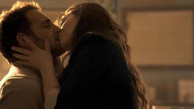 Daydream ulusundan Kat dennings öpüşme ve seks sahnesi