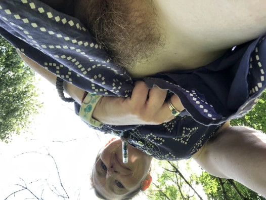 Kazara yıldızı Rachel Wriggler komandoya gidiyor, kısa, seksi, yazlık elbisesi altında teşhir ediyor