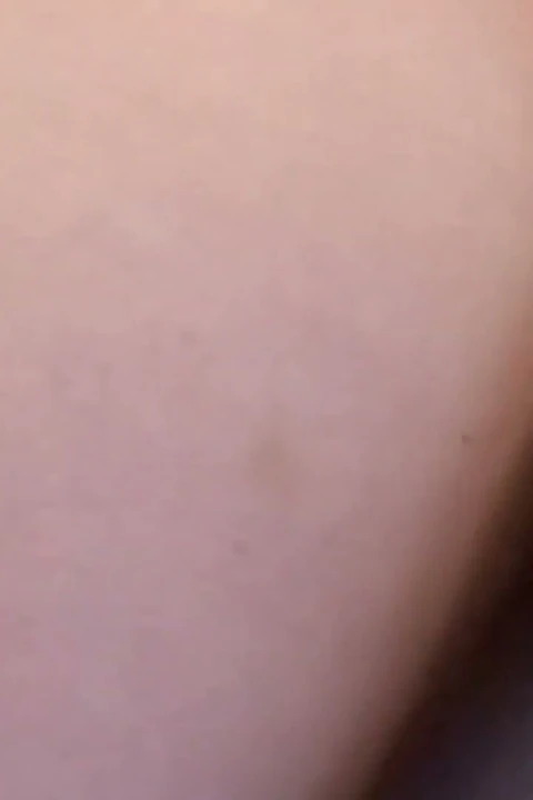 Layla Rivera pirsingli ışığı yansıttırdı ve taze kazanılan doğal döllenmesi ortaya çıktı