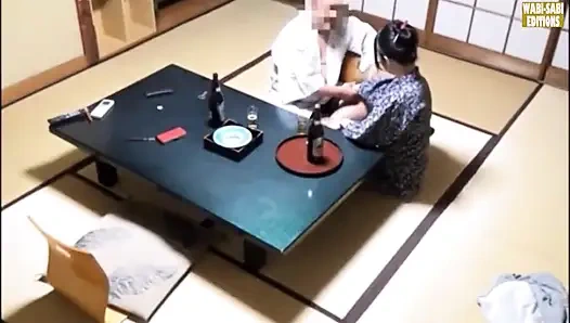 Özel bir oda seansında yakalanan bir kaplıca görevlisinin saatler sonra baştan çıkarılması -sahne.1