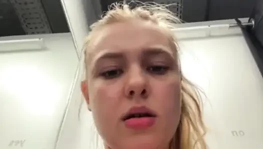 Public orgasm with jucielussie in the fitting room