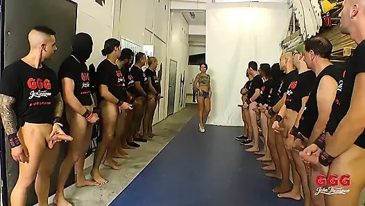 Ggg John Thompson - grup sekste tamamen gırtlağına kadar alıyor