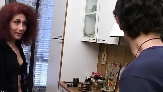 Seksi çoraplı kızıl saçlı amatör olgun götten sikişmeyi seviyor