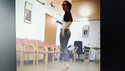 Ateşli salsa dansçısı