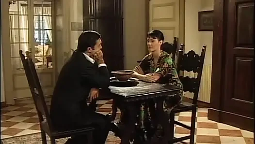Kıllı amcıklı orta yaşlı seksi kadın arkadaşı sikilmeden önce ıslak amını yalarken tatmin oldu