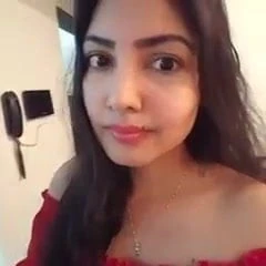 Sevimli bayan selfie 2.mp4 yapıyor