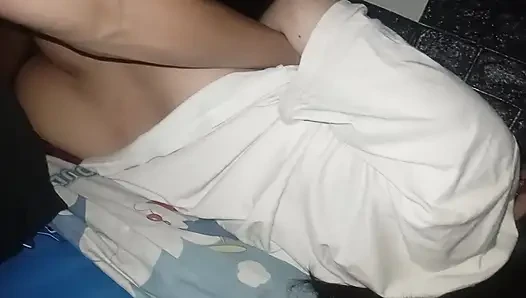 Asyalı bakirenin pürüzsüz götünü sikiyor