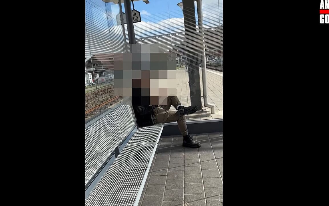 Bilinmeyen meraklı güzel Latin bir tren istasyonunda yaklaştı ve ilk eşcinsel seks için ikna edildi