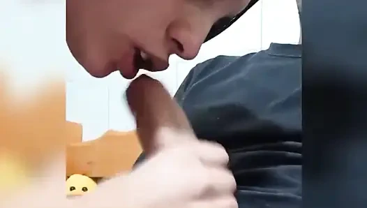 Azgın üvey kız kardeş ebeveynleri onları yalnız bıraktığında üvey erkek kardeşinin sikini emiyor