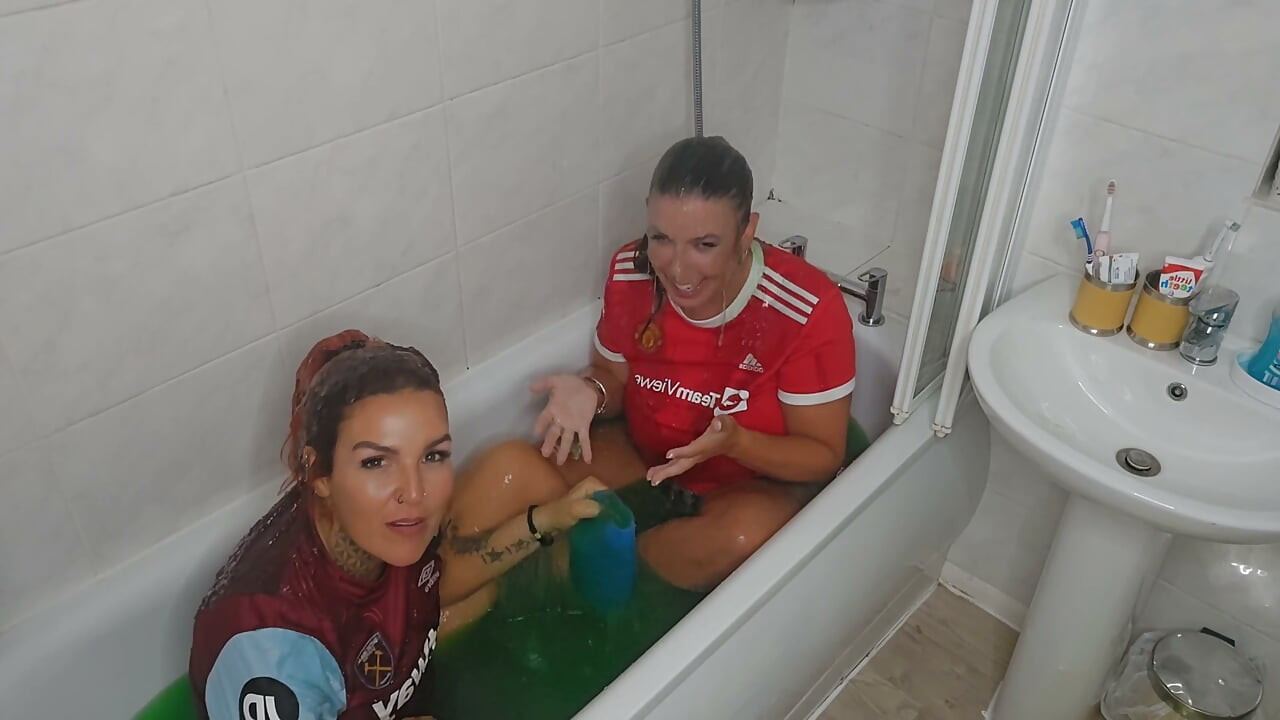 Maisie lewis ve yaramaz kız v gunge banyosu yapıyor