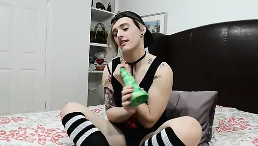 Yaramaz lauren laurent kıllı amcığını yağlıyor ve kullanmak için uzaylı dildosunu koyuyor.