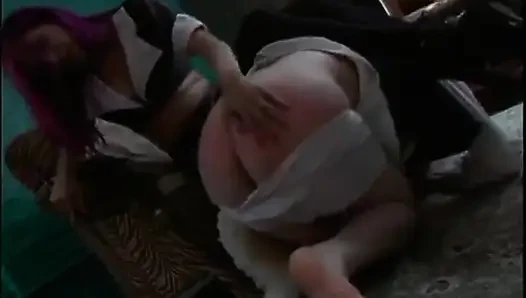 Renkli saçlı genç kız kölesine ders veriyor