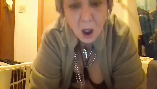 Olgun tombul masterbate anal vibe'i parmaklıyor
