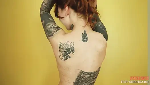 Cherr dövmeli genç kız çıplak video oyuncu seçmelerinde