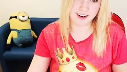 yırtık kedi dudakları ile sarışın