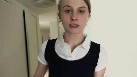 Minik genç sarışın yapmak seni boşalmak istiyor