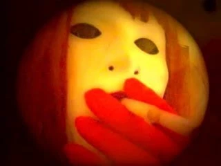 Seksi 120'ler tekrar yürüyor ve aşırı maskeli sigara içiyor