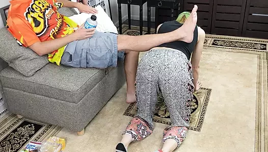 Adam ateşli kadının sırtına bacaklarını sokuyor