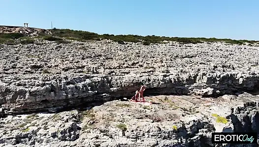 Spontaniczny seks głodny drogi MILF daje z siebie wszystko