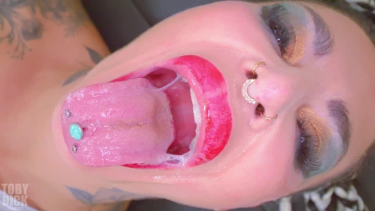 Alicia Dark - göt deliği açık orta yaşlı seksi kadın yüzünden sikiliyor