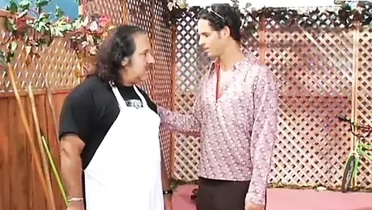 Tatlı genç amcık parodi videosunda yalanıyor ve sikiliyor