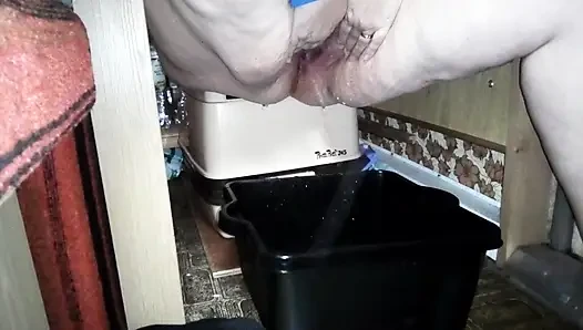 Jen havuç üstüne işiyor ve amını onunla sikiyor