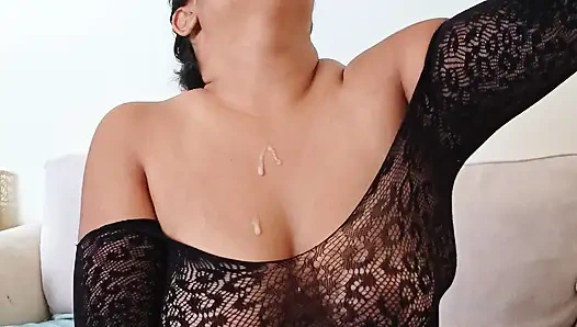 Yaramaz Asyalı Iri Güzel Kadın Islak Öğürüyor Sert Gırtlağına Kadar Alıyor