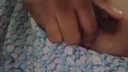 Ateşli esmer kadın oyuncak ayının üstünde dev dildoyla mastürbasyon yapıyor