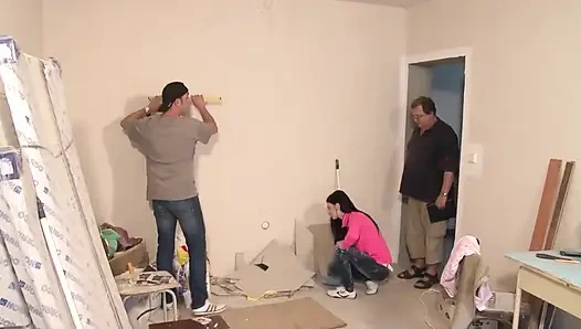 Seksi kız işçinin büyük yarağıyla sikiliyor ve boşalıyor