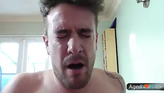 Agedlove - çoraplı olgun sürtük genç adama amını vurduruyor