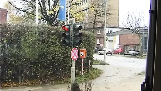Güzel sarışın piliç iki serseriyi memnun ediyor