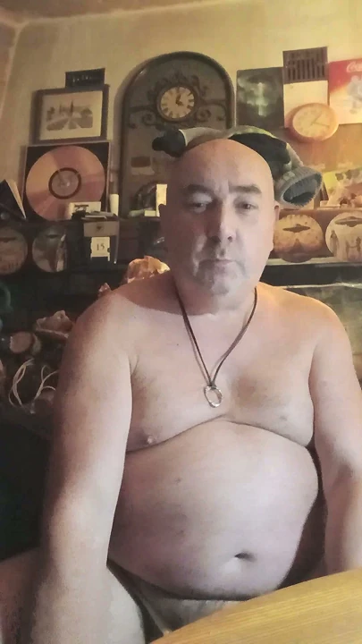 Bıyıklı koca domuz ve onun kokulu kocaman ayakları!