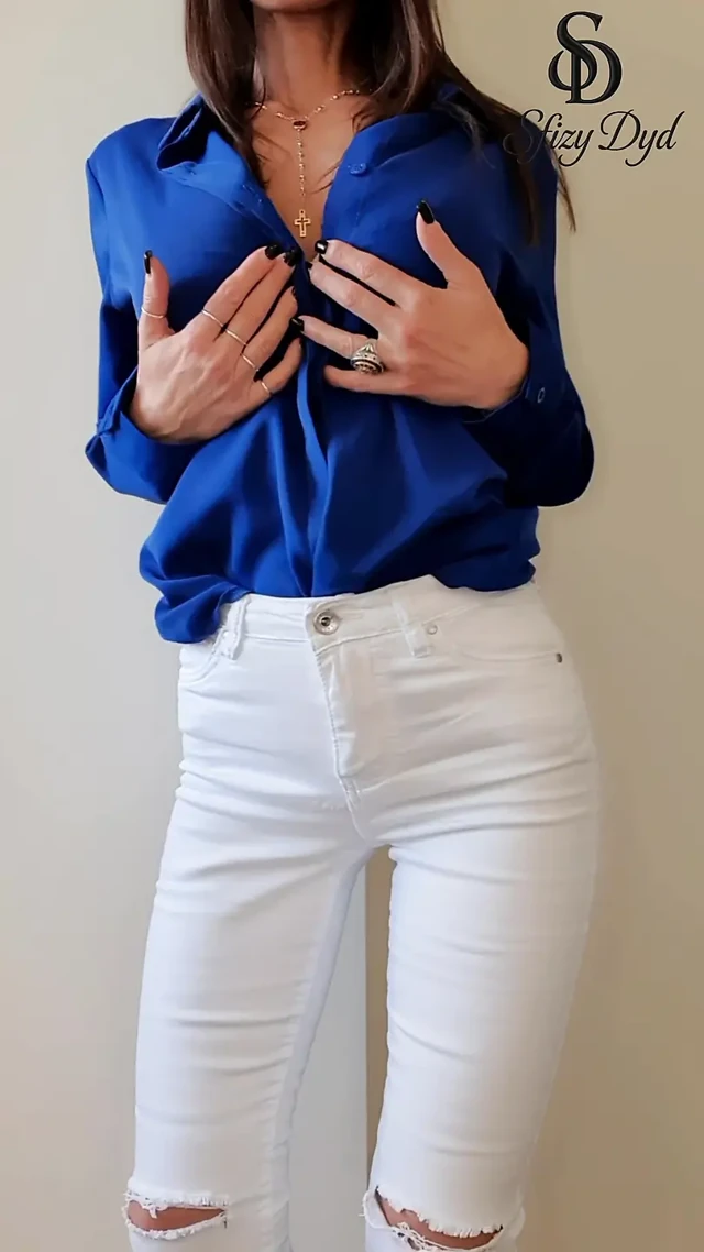 Seksi sekreter soyunuyor ve zevkle çığlık atarak mastürbasyon yapıyor