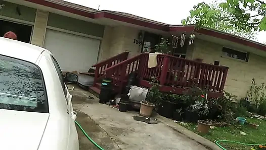 Seksi olgun iri güzel kızıl saçlı hemşire Vicki arabasını yıkıyor!