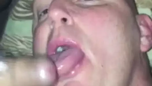 Beyaz boi gets beslenir tarafından latina boşalmak gusher