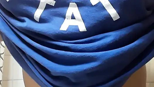 Hintli anne sabah erken uyanıyor ve büyük göğüsleriyle oynuyor.