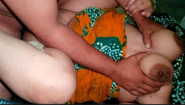 Бенгальская горячая дези бхабхи занимается сексом с охранником в квартире