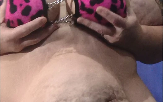 Topuklu ayakkabılarla o kadar yüksekte dururken bu adam için striptiz yapacak