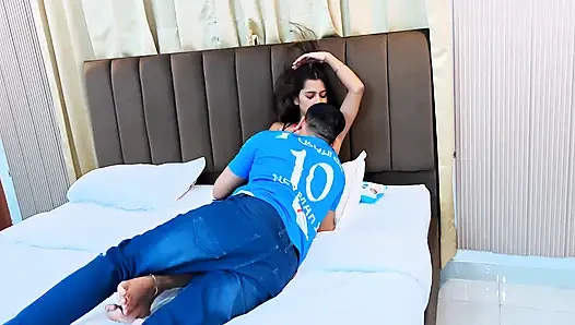 Hintli güzel desi sevimli genç seksi kız erkek arkadaşıyla seks yapıyor