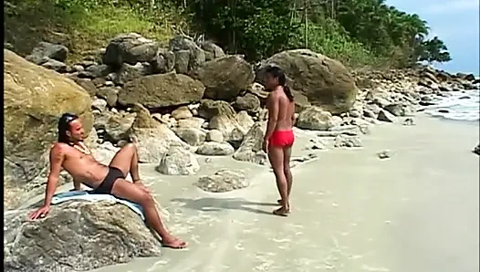 Sahilde harika ateşli erkekler