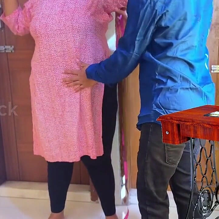 Terzi ve iri güzel kadın ateşli müşteri dükkanda sikişiyor