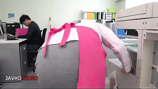 Sapıkça tutkulu Asyalı Chihiro Akino akıllara boşalmalı oral seks orgazmı yaşıyor