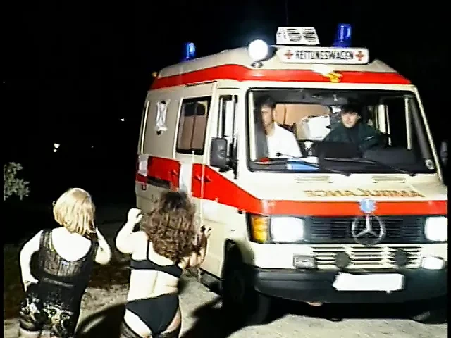 Azgın cüce fahişeler ambulansta adamın aletini emer