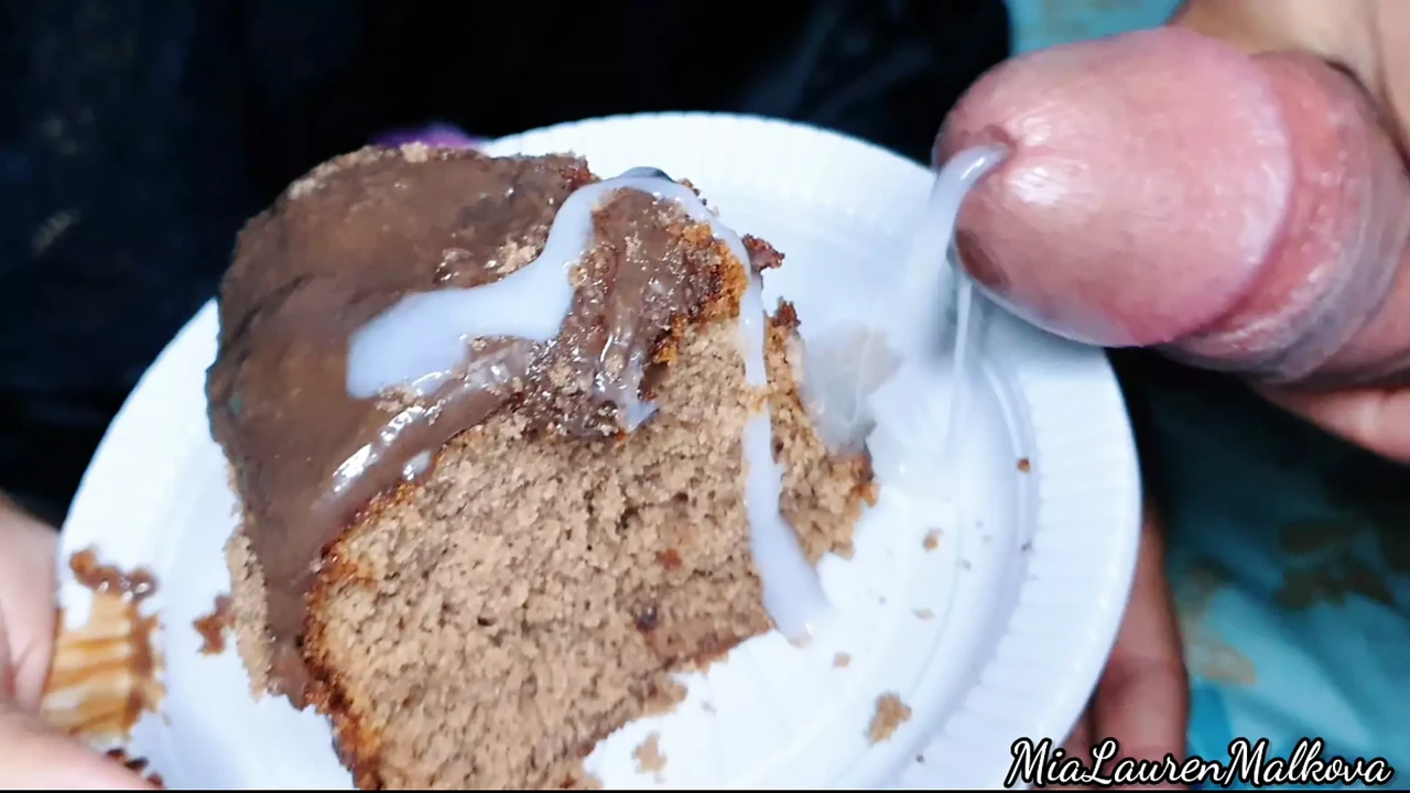 Voedselporno -fantasie. Mijn cake eten met sperma