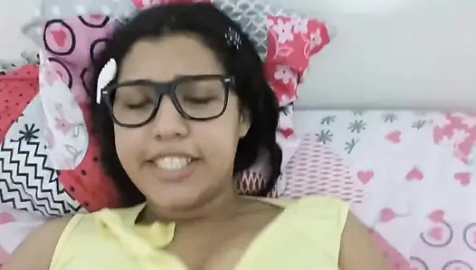 New York Abd'li 18 yaşındaki esmer büyük sarkık memeler üvey erkek kardeşinin büyük yarağını sikiyor