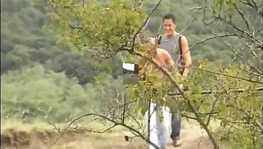 İzle olarak bu seksi esmer sürtük ile mükemmel memeler alır iki musluklar içinde ona sıkı göt