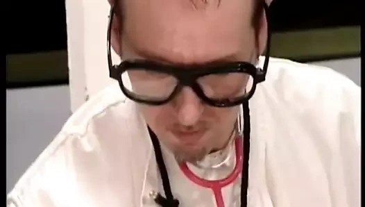 Sahne 1 – yaramaz civciv çiftliği