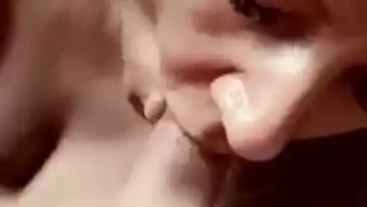 Milf iyi kafa ve ıslak kapmak