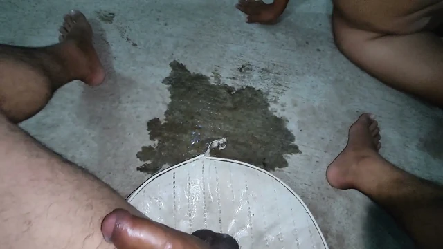 Oh evet! Hintli Tamil üniformalı kızdan fışkırmalarla ıslanıyorum X videosunda.
