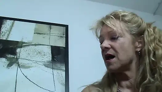 İki Alman olgun ateşli ev hanımı ve bir büyük sert yarak